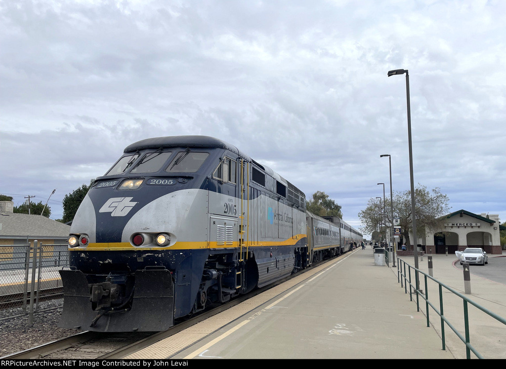 Amtrak California F59PHI # 2005 on the point of Amtrak San Joaquin Train # 715 during a fresh air stop at Merced Station